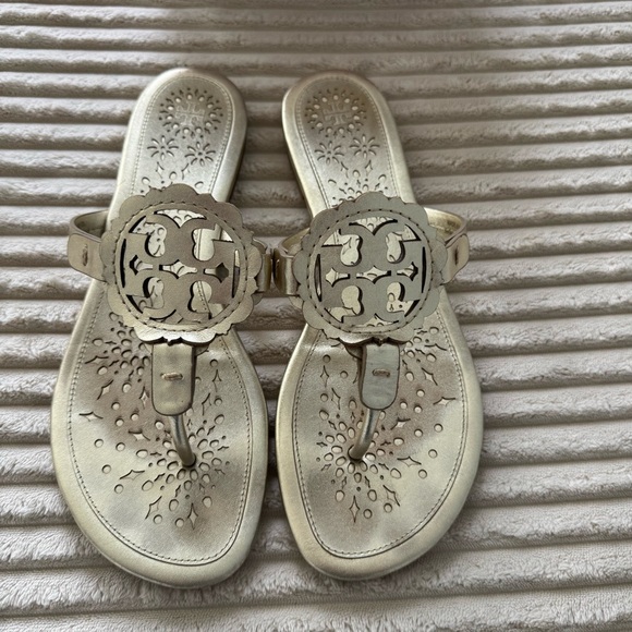 EUC Tory Burch Miller Scallop Sandal Spark Gold 8 - Picture 1 of 7